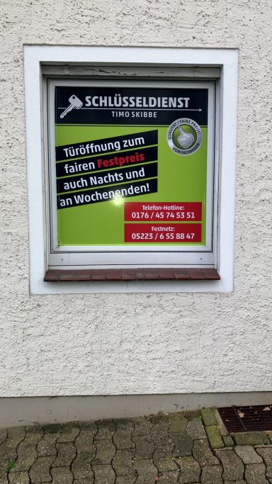 Hinweis zu Schlüsseldienst, Telefon- und Öffnungszeiten in einem Fenster.
