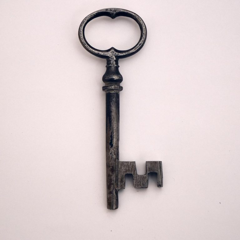 Antike metallene Schlüssel mit herzförmigem Griff und komplizierter Zahnform.