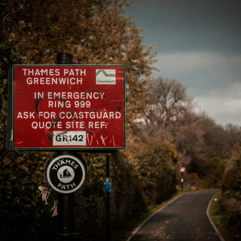 Warnschild für Notfälle in Greenwich, mit Anweisungen zur Unterstützung.